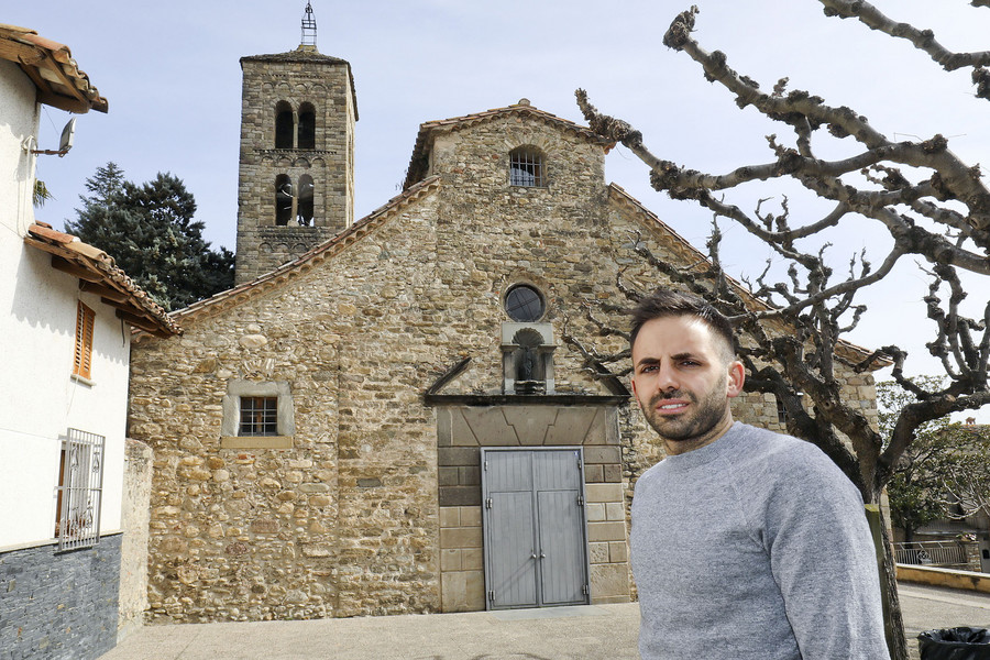 Barragan, aquest divendres davant l'església romànica de Sant Vicenç