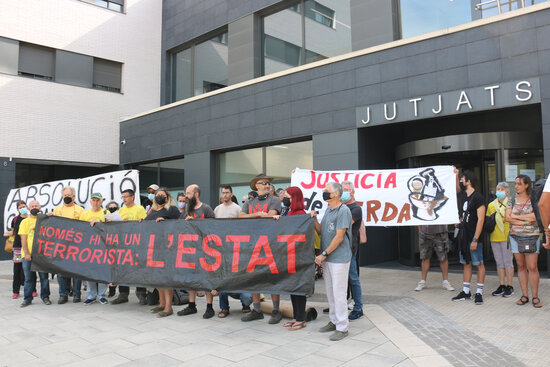 Concentració de suport als detinguts davant dels jutjats de Mollet