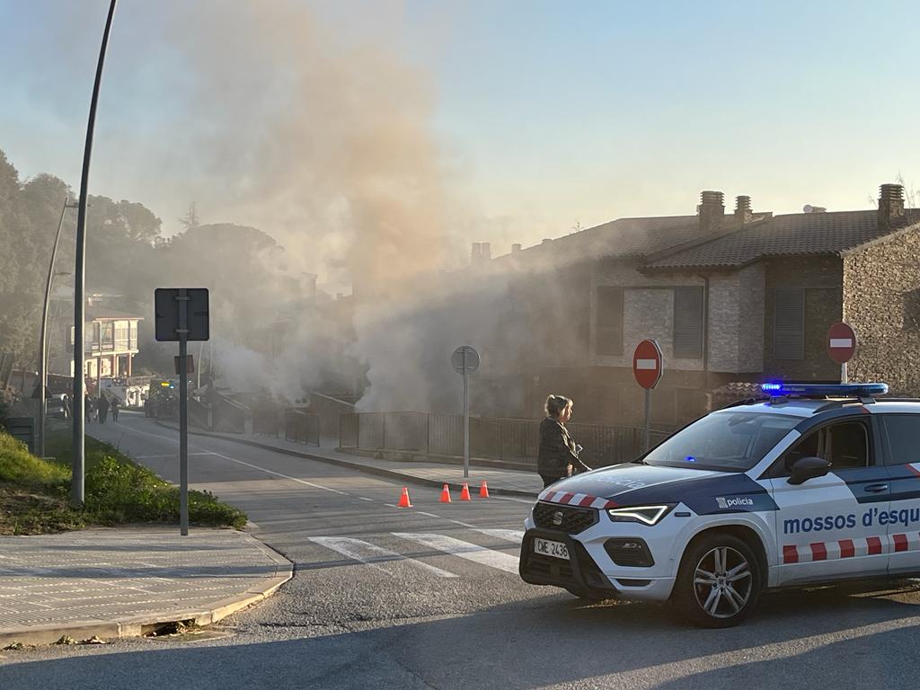 L'incendi ha afectat vuit vivendes adossades de la carretera de Santa Fe